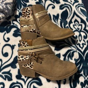 Girls size 13 Jellypops. $15